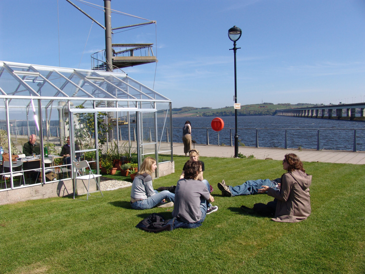 bonnie-dundee-a-meeting-place-in-the-garden-dundee